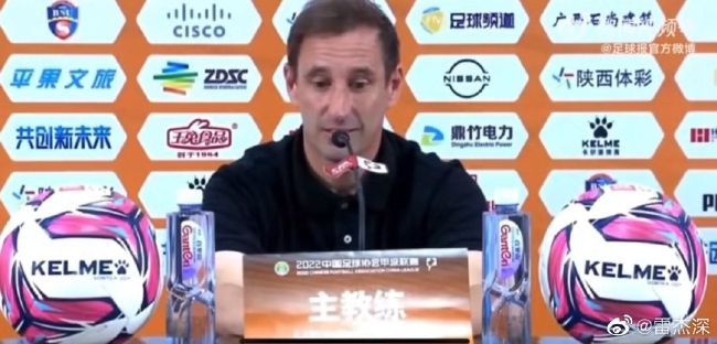 因为我不太会系凉鞋的搭扣，所以只好一步一拖地走到阳台上。